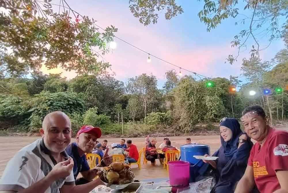Sebahagian daripada pengunjung yang berbuka puasa di teratak rimba itu.