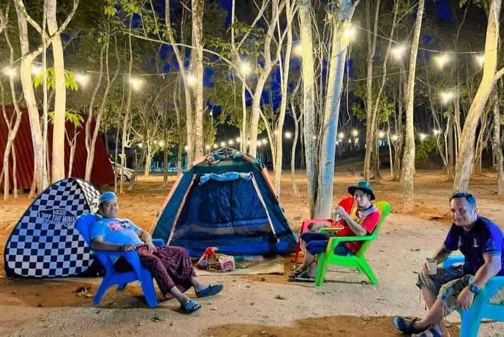 Pengunjung boleh berkhemah sambil menikmati keindahan alam semula jadi.