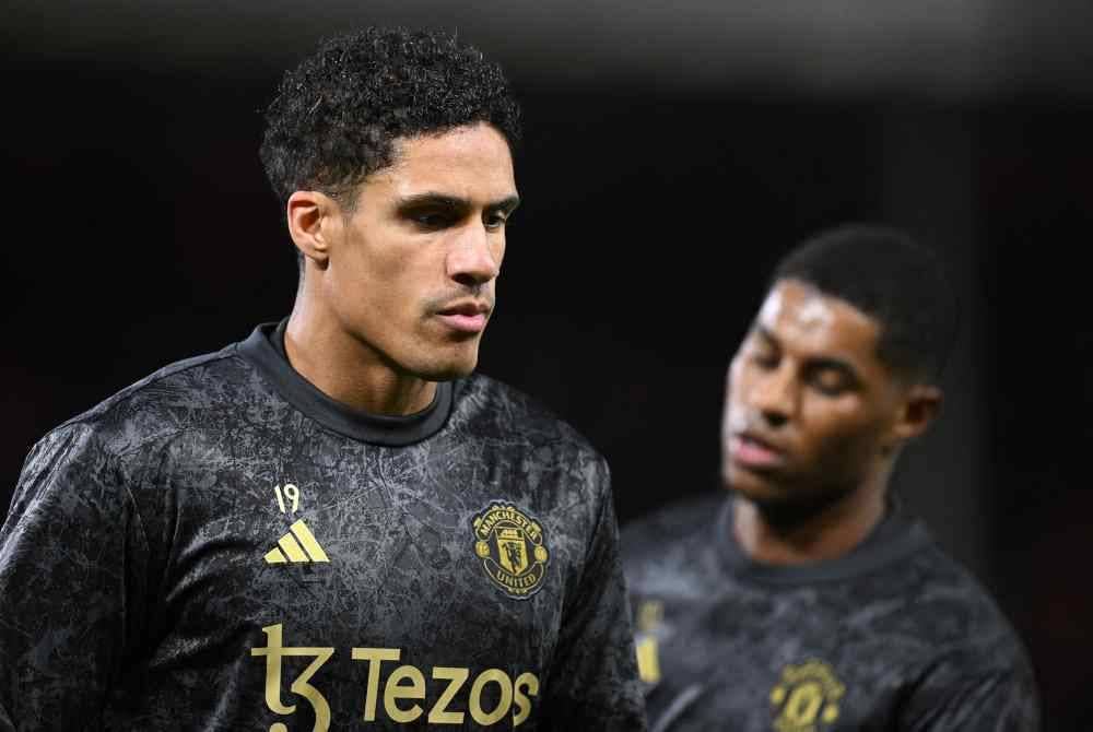 Raphael Varane (kiri) terpaksa direhatkan setelah mengalami kecederaan ketika aksi berdepan Chelsea minggu lalu. Foto AFP