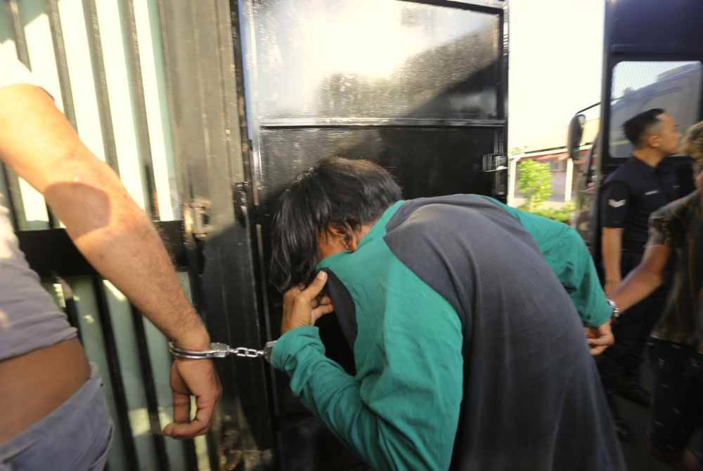 Mohd Azizol yang terlibat dalam kemalangan menyebabkan kematian tiga warga Pakistan dibawa ke Mahkamah Majistret Teluk Intan atas pertuduhan mengambil dadah.