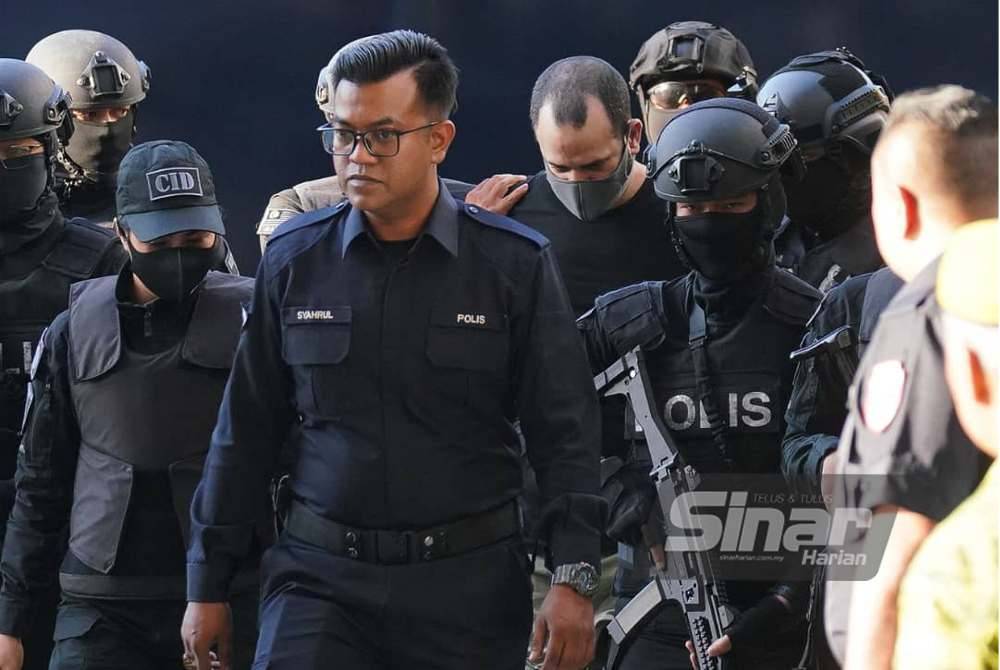 Suspek dikawal ketat oleh anggota polis ketika dibawa ke Mahkamah Majistret Kuala Lumpur, pada Jumaat. Foto Sinar Harian - ROSLI TALIB