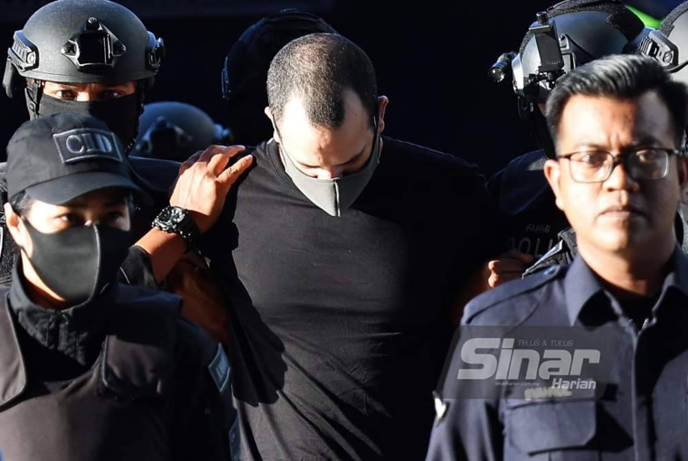 Suspek dihadapkan ke mahkamah atas dua pertuduhan memiliki 158 peluru dan memperdagangkan enam pistol, dua minggu lalu. Foto Sinar Harian - ROSLI TALIB