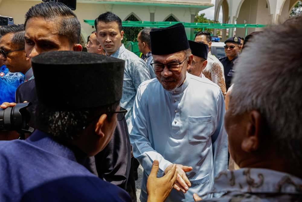 Anwar ketika menghadiri Jamuan Hari Raya dan Solat Jumaat Bersama Perdana Menteri di Masjid Bandar Utama Batang Kali pada Jumaat. Foto Bernama
