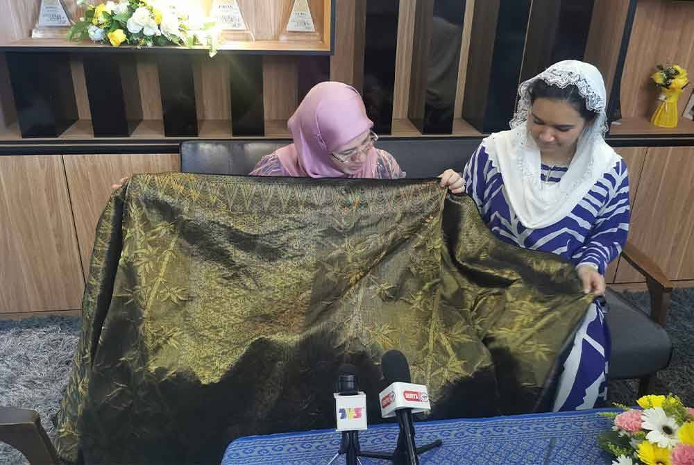 Tunku Azizah (kiri) ketika ditemui pemberita baru-baru ini