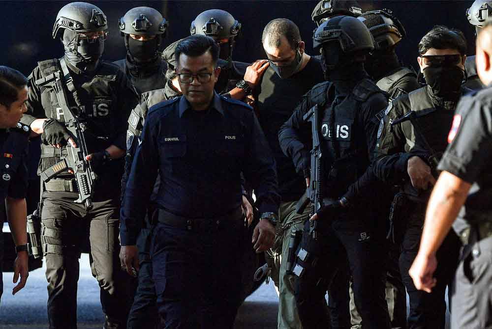 Lelaki Israel Avitan Shalom yang ditahan memiliki enam pucuk pistol dan 200 butir peluru di sebuah hotel di sini bulan lepas, akan didakwa atas pertuduhan senjata api di Mahkamah Sesyen Kuala Lumpur pagi Jumaat. Foto Bernama