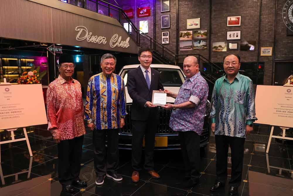 Sultan Ibrahim turut dipersembahkan dengan Hongqi L5, sebuah kereta keluaran China. Foto Facebook Sultan Ibrahim Sultan Iskandar