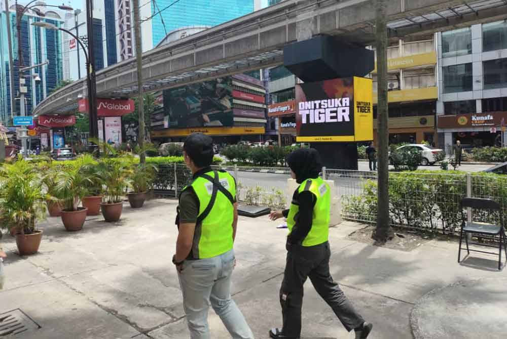 Anggota dan pegawai imigresen terlibat dalam rondaan ini dibahagikan kepada beberapa kumpulan di lokasi berkenaan.