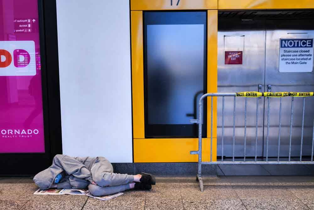 Seorang lelaki sedang tidur di kawasan kaki lima di Penn Station di New York. Foto AFP