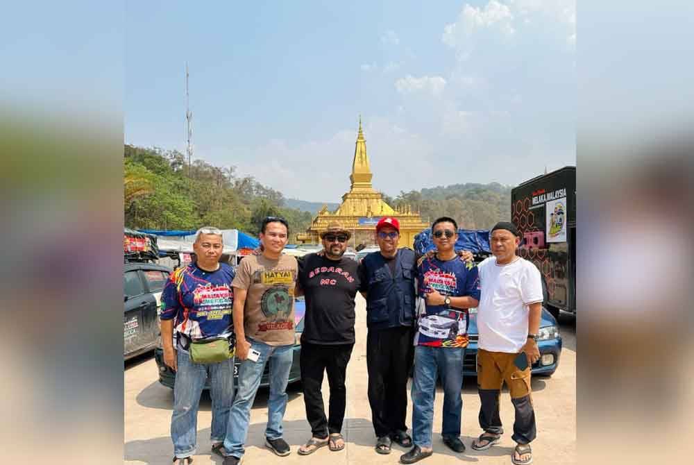 Antara peserta Jelajah Malaysia ke Makkah bergambar
ketika sampai di sempadan Laos-China.