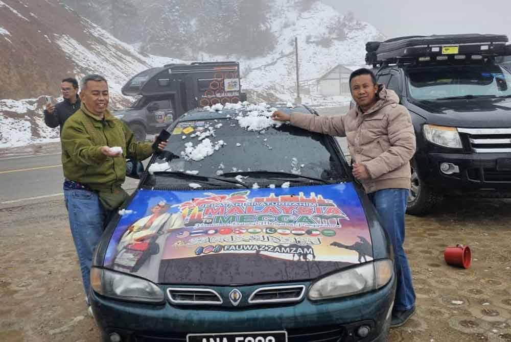 Fauwaz (kanan) dan Sazali bersama Proton Wira yang dinaiki mereka ketika sampai ke pergunungan Tibet sebelum meneruskan perjalanan.