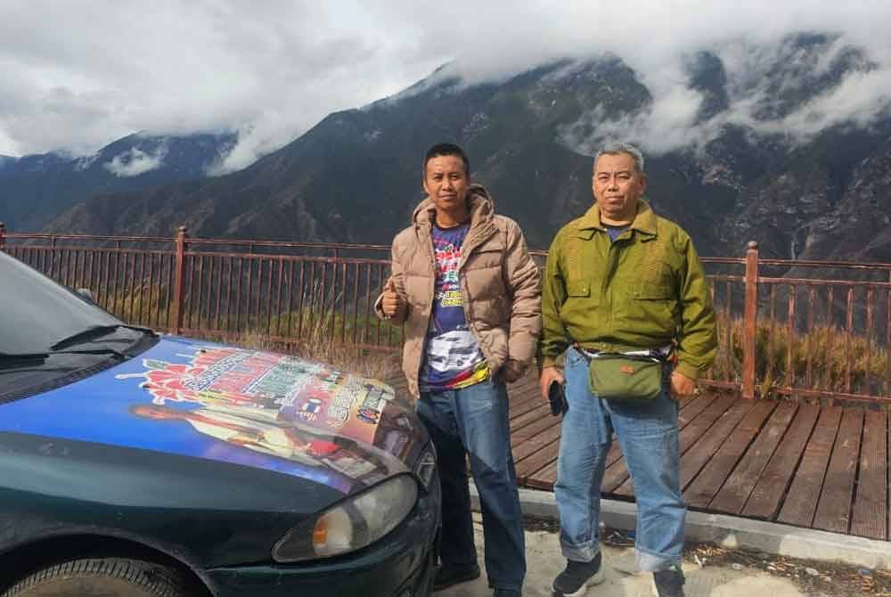 Fauwaz (kiri) dan Sazali bergambar ketika sampai ke pergunungan Tibet.