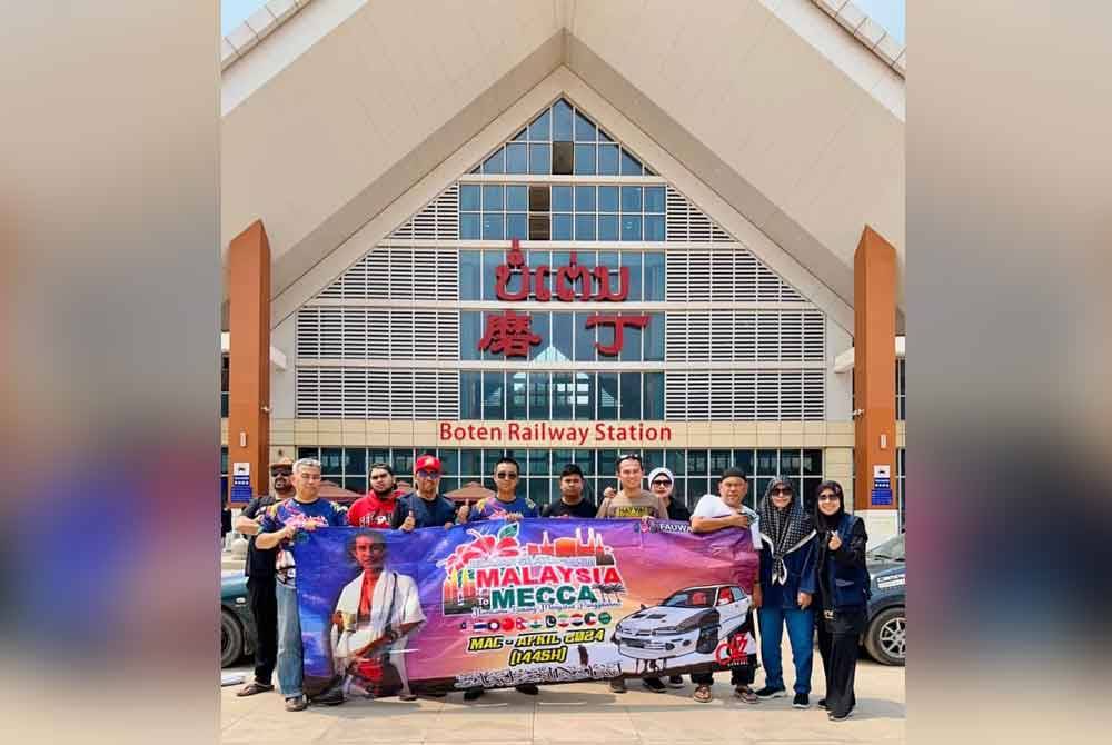 Peserta Jelajah ke Mekah tiba di Boten Railway Station, Laos sebelum meneruskan perjalanan.