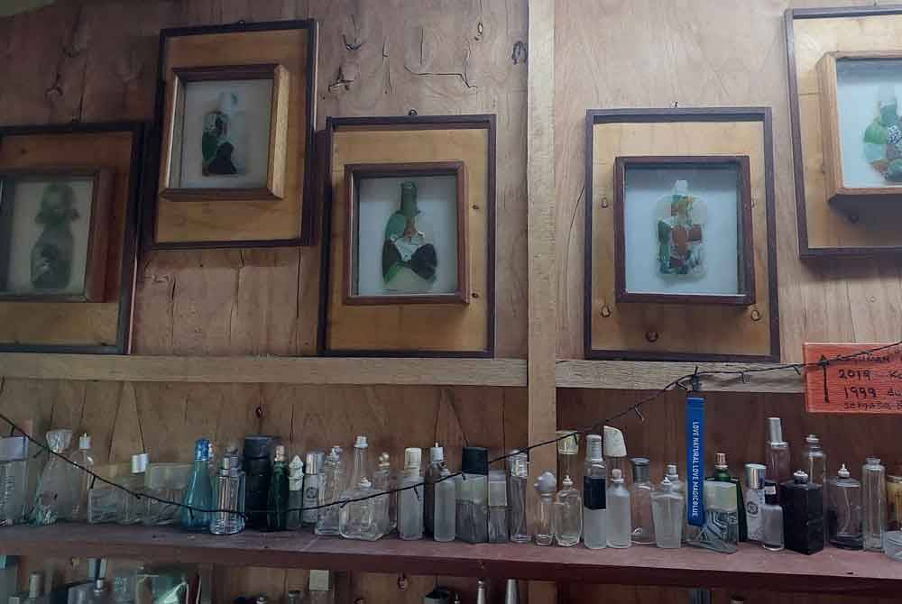 Antara koleksi cantuman kaca botol pecah yang diletakkan dalam bingkai gambar.