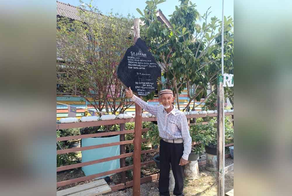 Tengku Mohd Ali di hadapan Rumah Botol Ayahku.