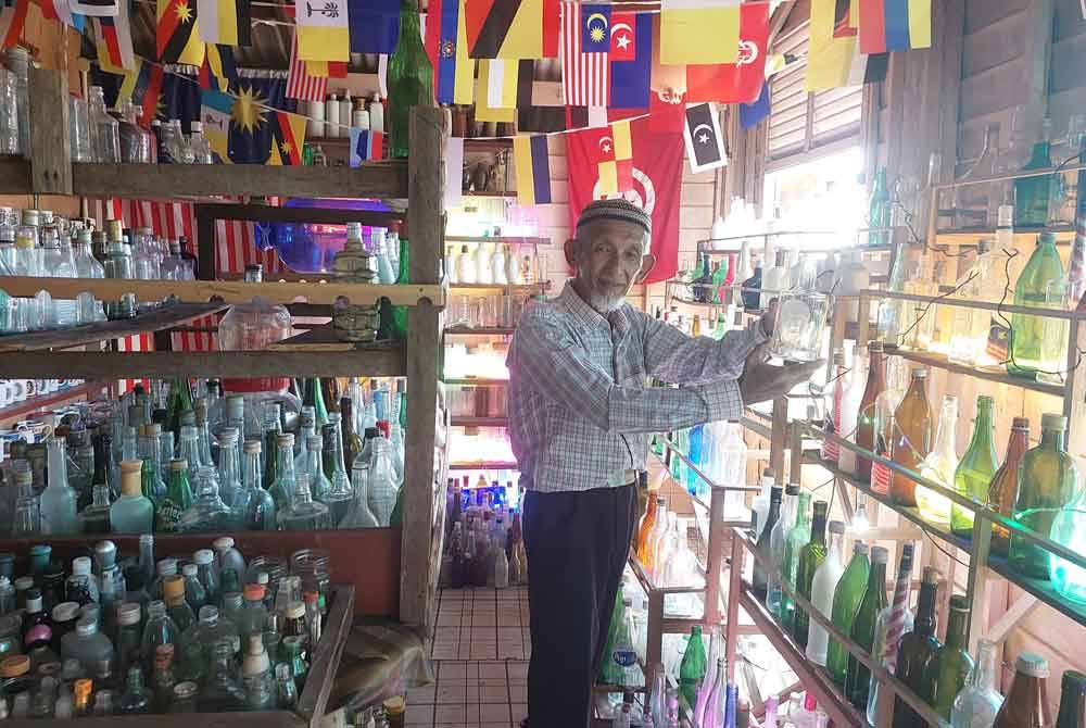 Tengku Mohd Ali menunjukkan ruangan koleksi botol di Rumah Botol Ayahku yang terletak di Kampung Penarik, Setiu baru-baru ini.