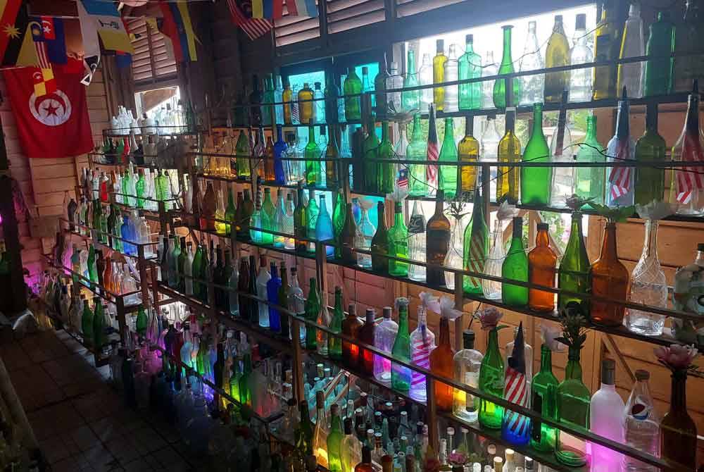 Antara koleksi botol hanyut yang disimpan di Rumah Botol Ayahku.