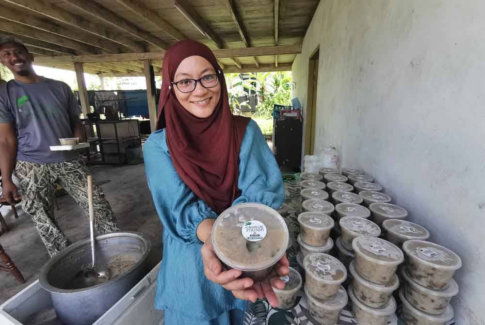 Masliana menunjukkan bubur lambuk yang telah siap dibungkus dan akan dihantar kepada pelanggan.