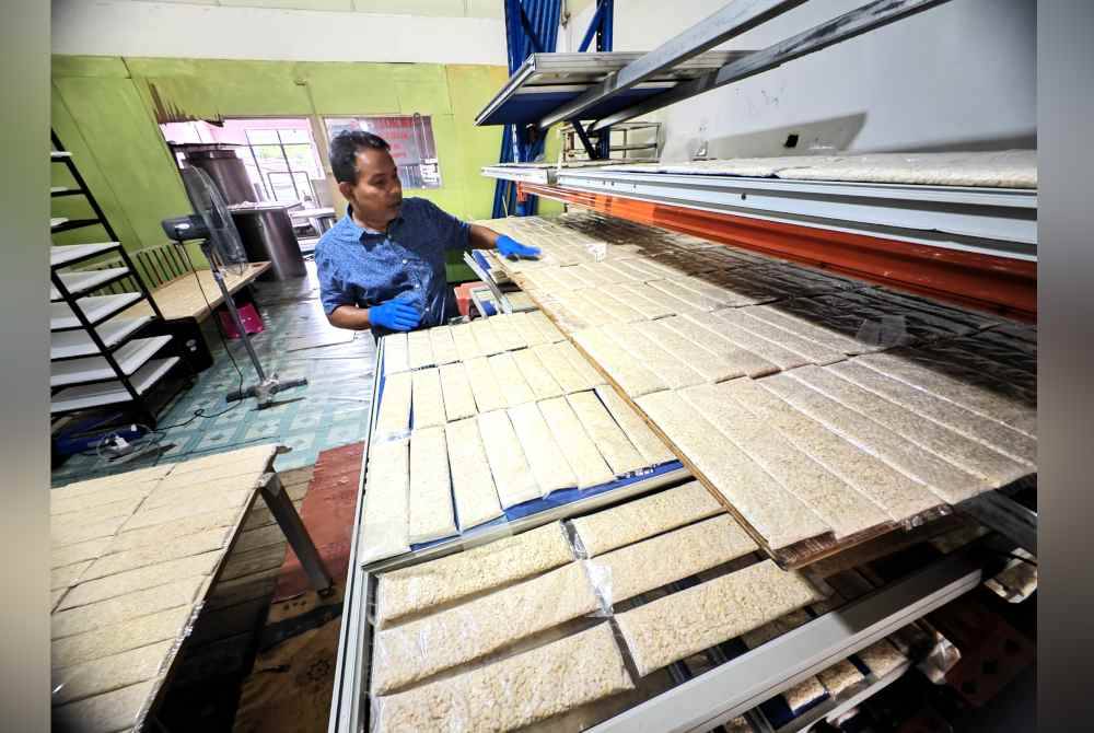 Zuhaymee sedang menyusun tempe.