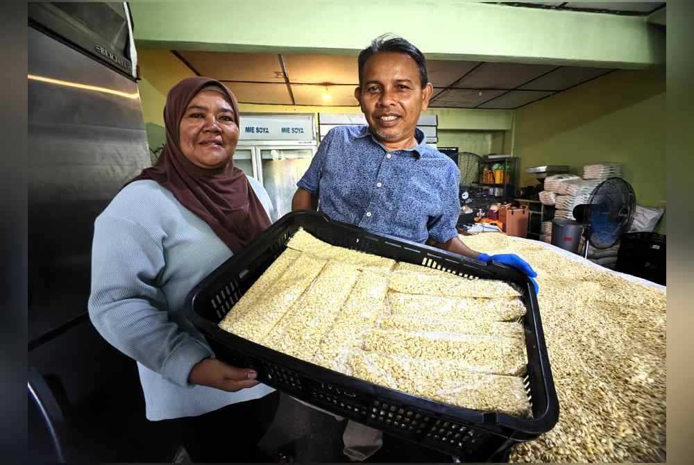 Zuhaymee dan Nor Aza menunjukkan produk tempe keluaran syarikatnya.