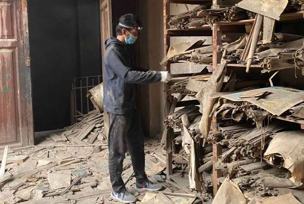 Muhammad Nur Hadi ketika sedang mencari 'tinggalan' kitab lama asli Nusantara di gudang buku, Mustafa al-Halabi, iaitu antara syarikat percetakan dan penjualan buku tertua di negara Timur Tengah itu. Foto Bernama