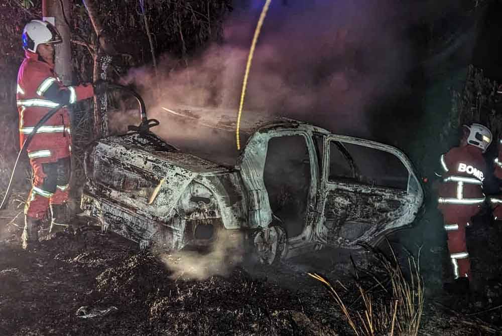 Seorang pelajar USAS maut selepas kereta dipandu bapa terbabas dan terbakar di Jalan Ulu Gali-Jelu pada Sabtu. Foto ihsan PDRM