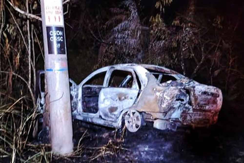 Keadaan kereta yang dinaiki keluarga terbabit dalam kejadian pada Sabtu. Foto ihsan PDRM
