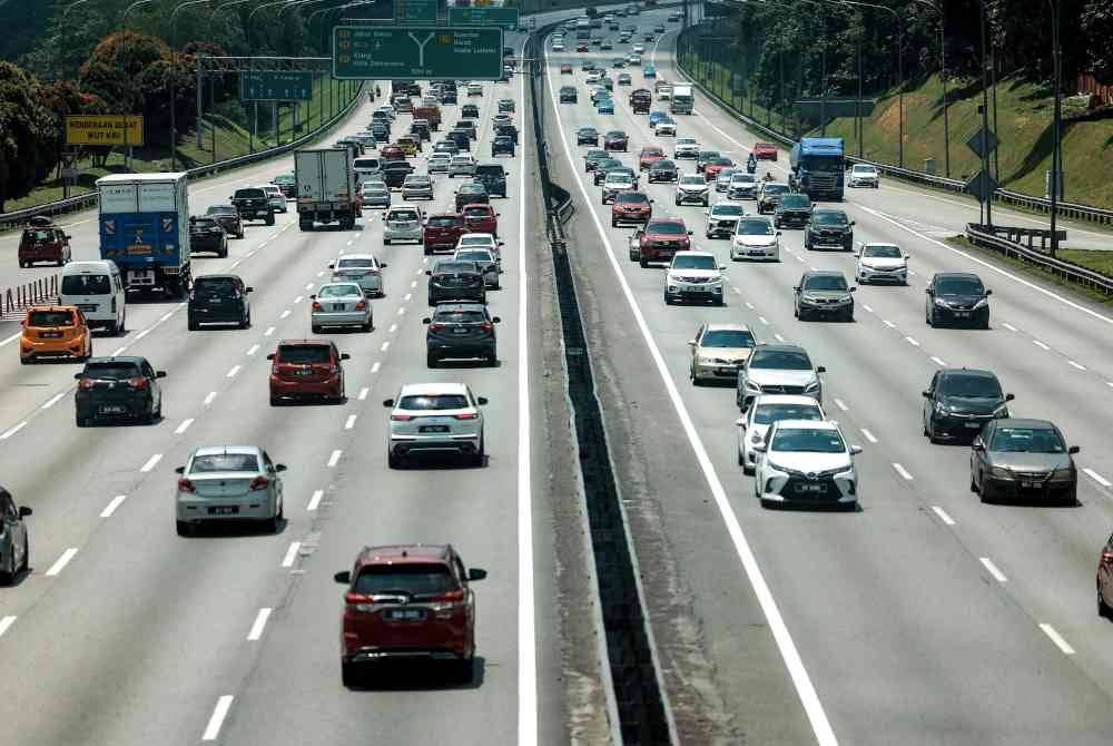 Aliran trafik kenderaan semakin bertambah di kedua-dua hala ketika tinjauan di kawasan Rehat dan Rawat (RnR) Jejantas Sungai Buloh tengah hari tadi. Foto Bernama
