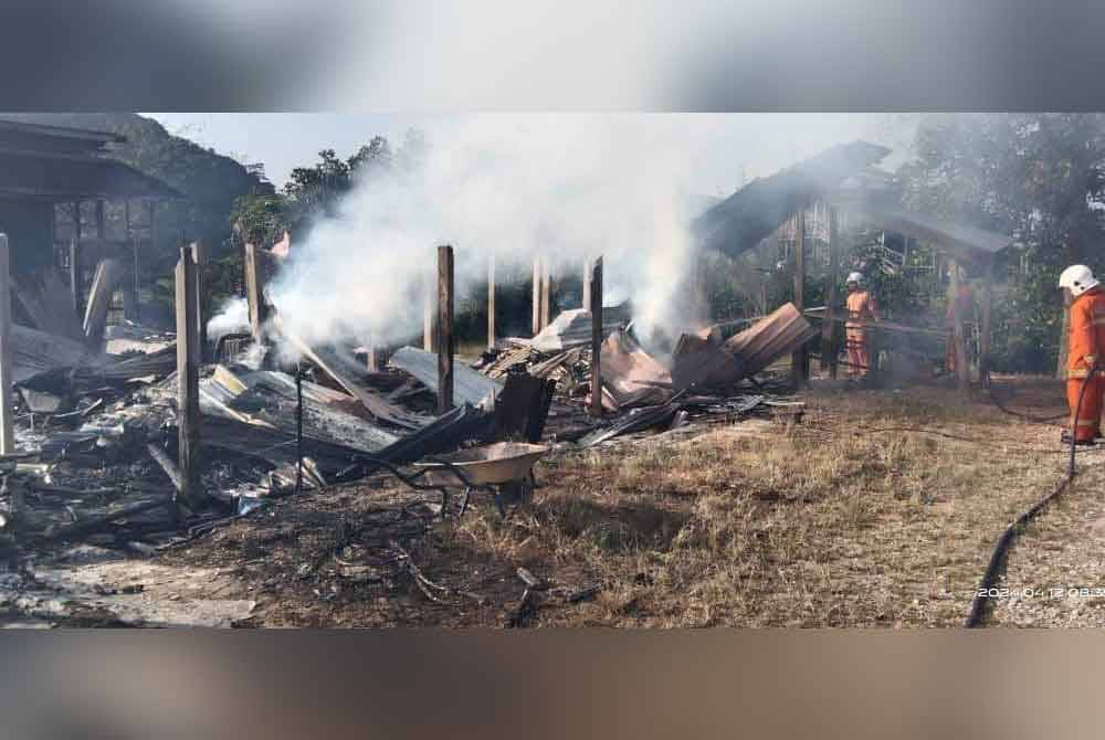 Kira-kira 5,000 ekor anak ayam hangus dalam kebakaran di sebuah ladang ternakan di Jalan Jerangau-Jabor, Cheneh, Kemaman pada Jumaat. Foto Jabatan Bomba dan Penyelamat Terengganu