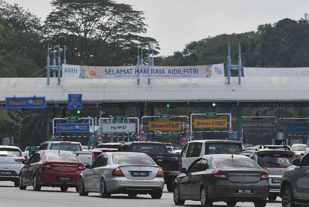 Aliran trafik bergerak perlahan berikutan orang ramai mula pulang ke kediaman masing-masing selepas cuti Hari Raya Aidilfitri, ketika tinjauan di Lebuhraya KL-Karak hari ini. Foto Bernama
