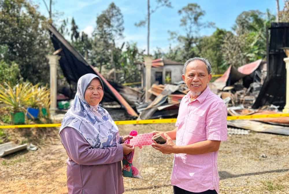 Faridah menerima bantuan yang disampaikan oleh Razak pada Sabtu.