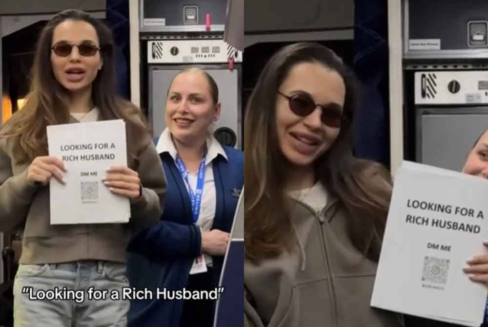 Tangkap layar Karolina membawa kertas bertulis 'mencari suami kaya' di dalam sebuah pesawat. - Agensi