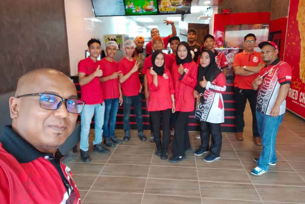 Syarifudin (kiri) bersama para pekerja Dsara Fried Chicken.