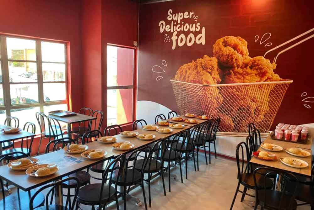 Persekitaran dalam Dsara Fried Chicken.