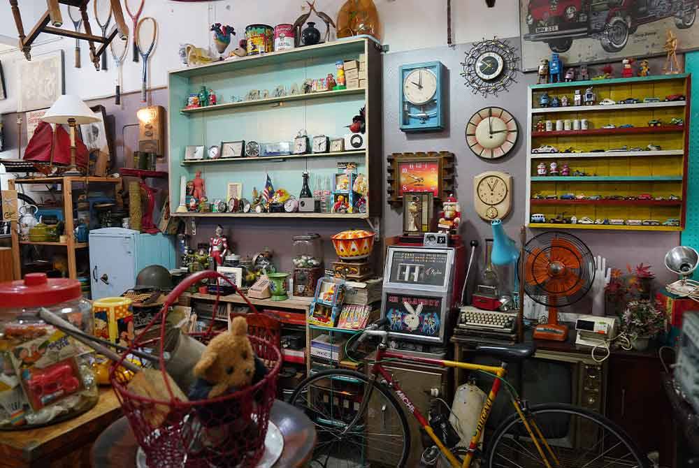 Antara koleksi barangan antik yang dipamer dan dijual di Vintageholic Colectible