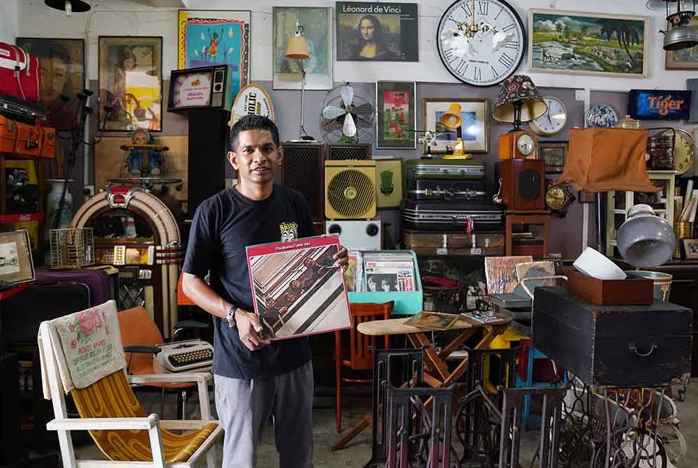 Bersama koleksi piring hitam band terkemuka dunia, The Beatles