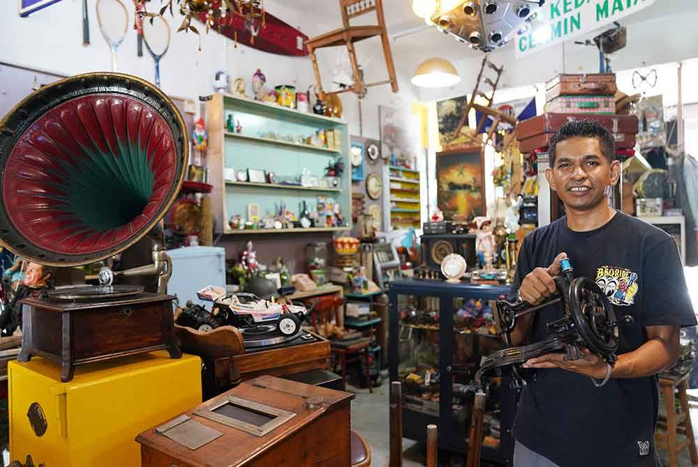 Jamil bersama mesin jahit vintage.