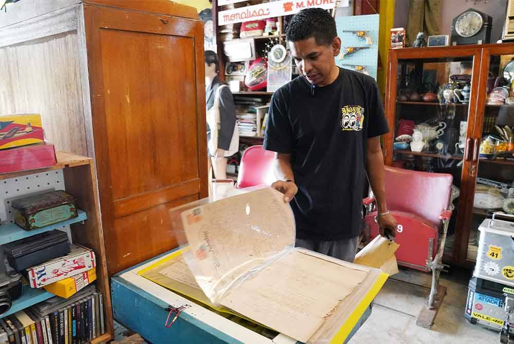 Jamil menunjukkan dokumen lama yang pernah digunakan pada era penjajahan British di Malaysia