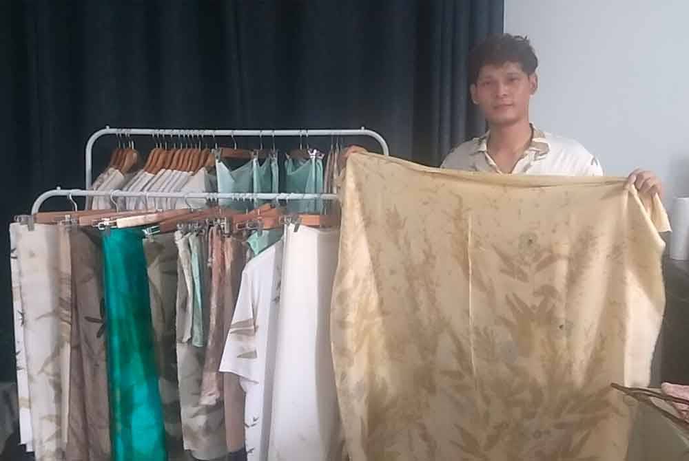 Misbaahussalam menunjukkan hasil batik ecoprint yang dihasilkan.