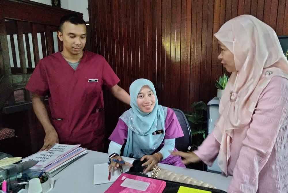 Mohd Irham Daniel (kiri) sentiasa berbincang bersama Mariam Marina dan Hakina jika ada perkara membabitkan warga emas yang perlu diselesaikan