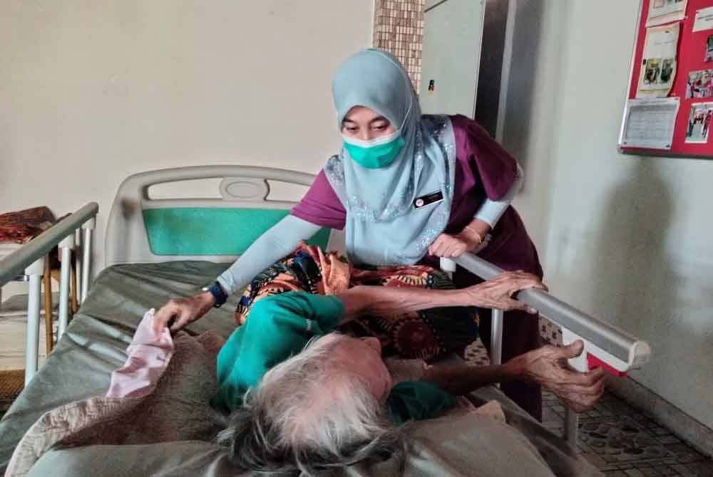 Hakina membantu warga emas supaya keadaannya lebih selesa.