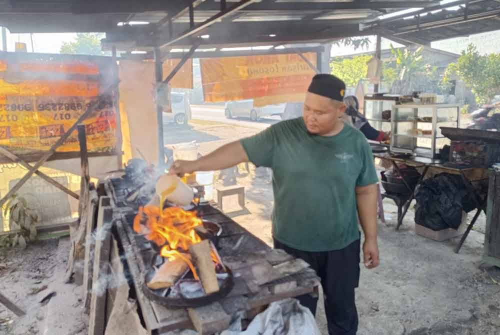 Ahmad Syamim menggunakan cara tradisional iaitu proses pembakaran menggunakan arang kayu.