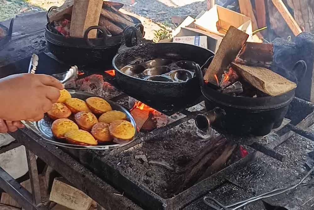Kuih akok yang dibakar atas dapur arang kayu.