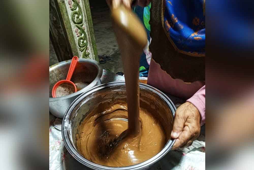 Tepung untuk membuat peneram akan diperap semalaman.