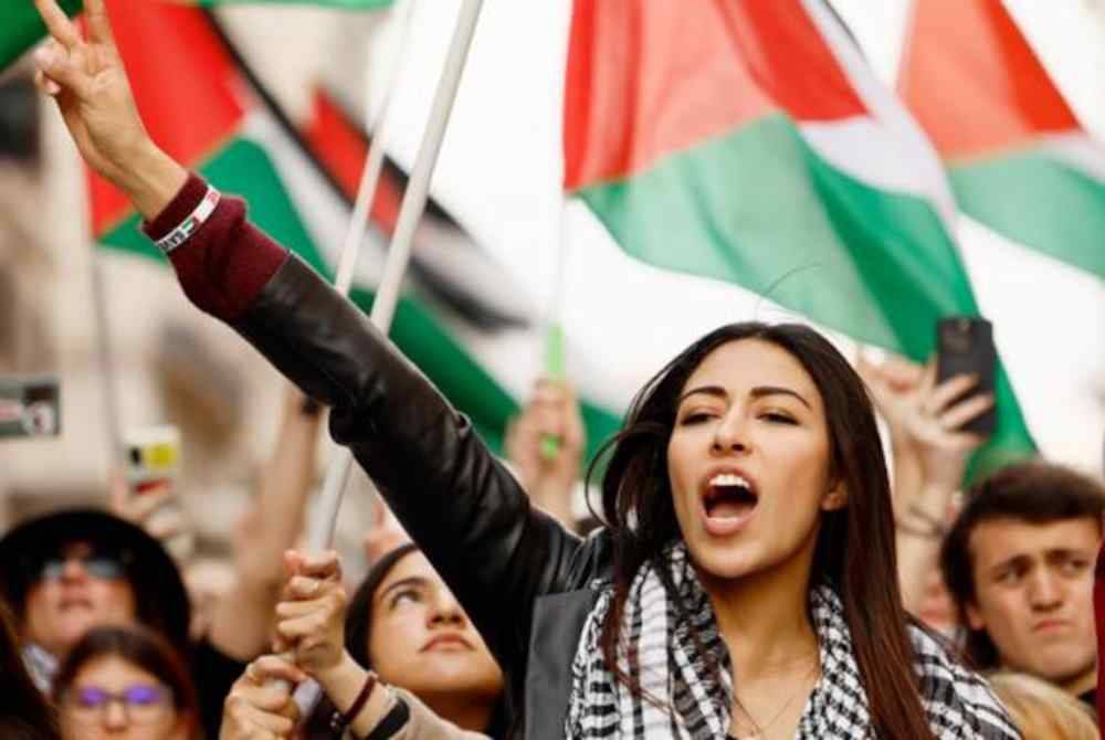 Pelajar universiti yang hadir turut membantah bidaan baharu untuk kerjasama akademik antara Rom dan Baitulmaqdis yang dipromosikan oleh Kementerian Hal Ehwal Luar Itali. Foto AP