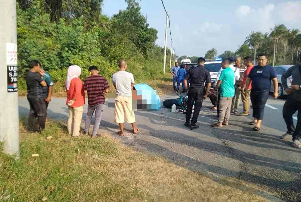 Mangsa maut di lokasi kejadian akibat kecederaan parah dalam kemalangan melibatkan motosikal dan SUV di Kilometer 75, Jalan Kuala Terengganu-Kampung Raja pada Sabtu. - Foto: PDRM