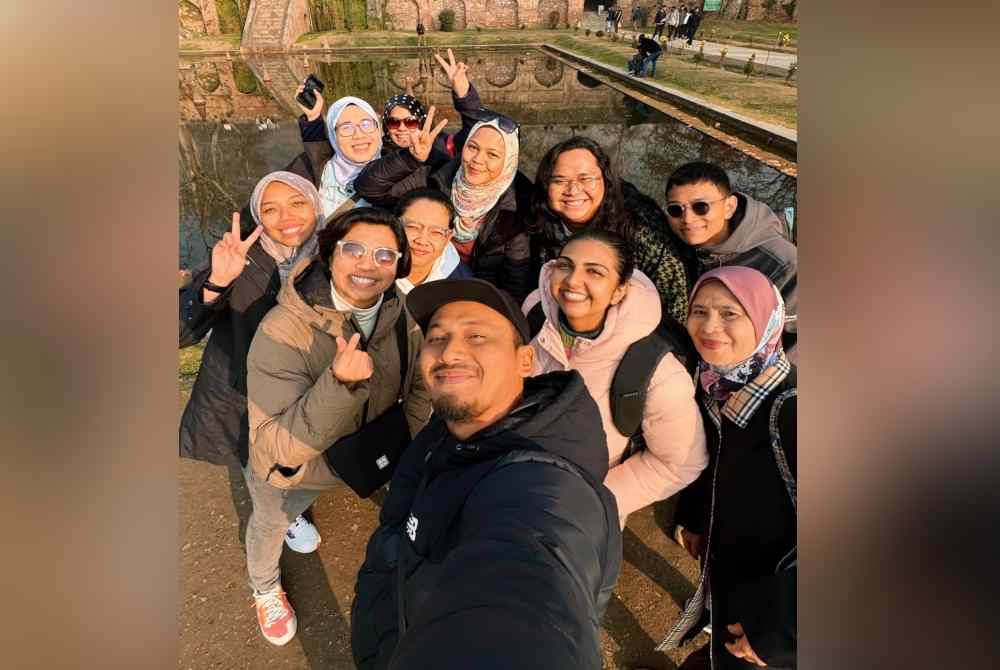 Antara pelancong yang mengikuti rombongan percutian dan dibawa melawat tempat bersejarah serta budaya negara luar. Foto Facebook Fakhrul Aizat.