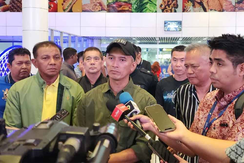 Mohd Shuhaily dalam sidang akhbar di lokasi kejadian pada Ahad.