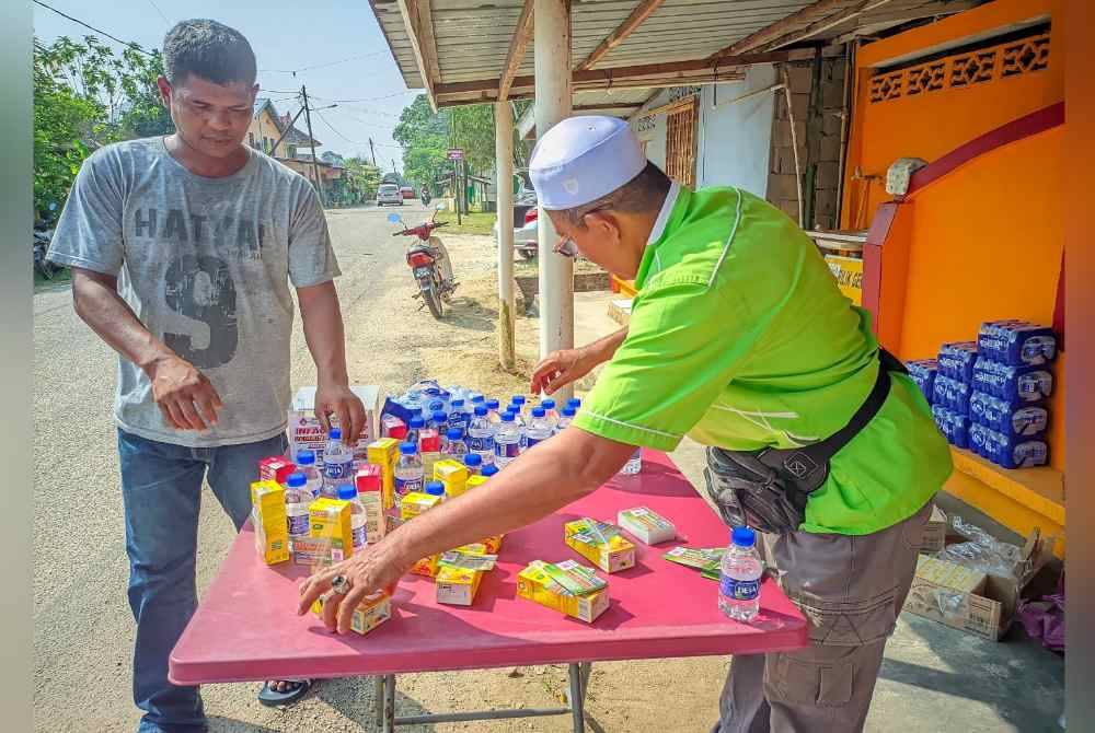 Penduduk menyediakan air minuman buat perantau.
