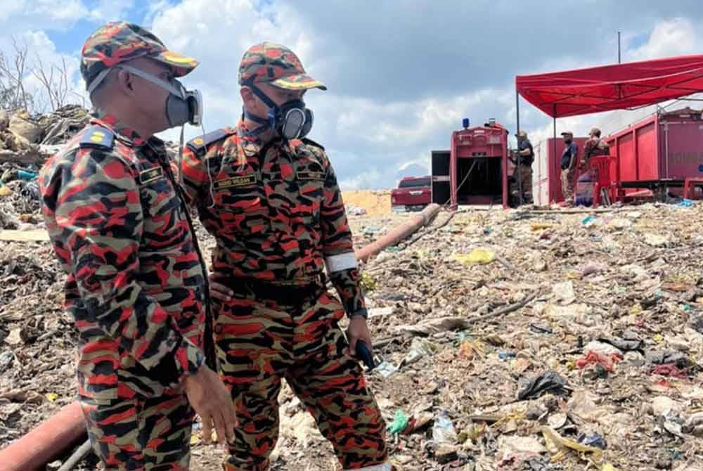 Bomba yang melihat tempat kejadian kebakaran hutan. Foto JBPM Kelantan