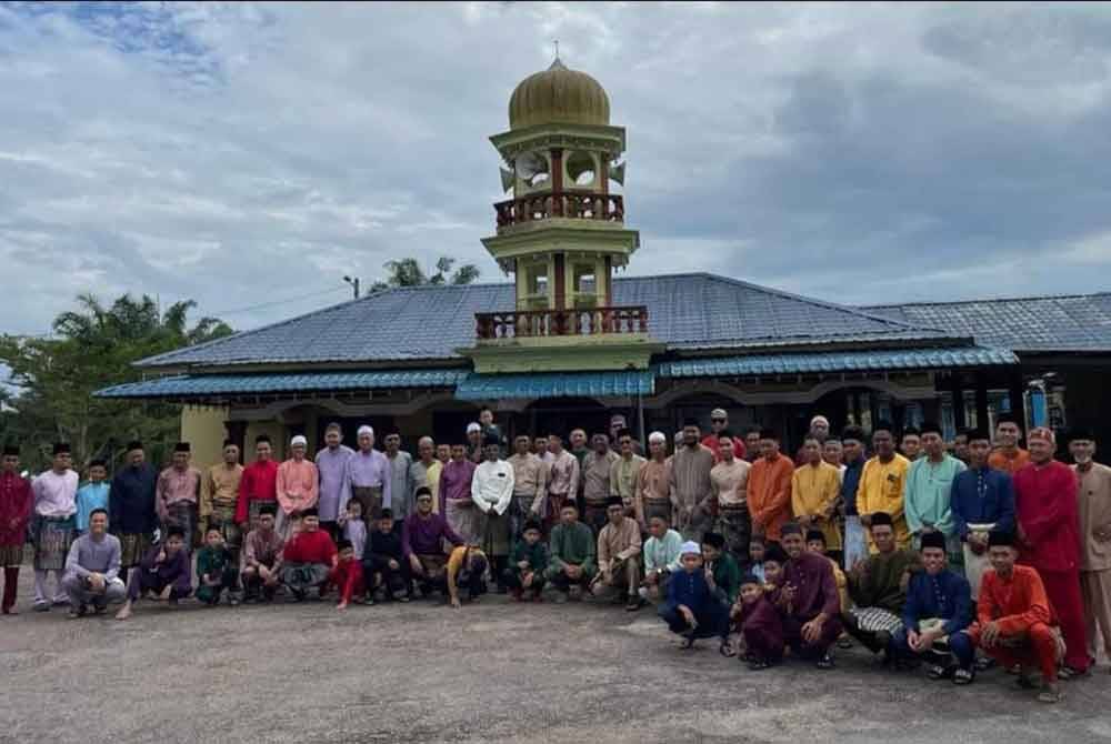 Penduduk Kampung Parit Makuaseng meneruskan tradisi marhaban raya.